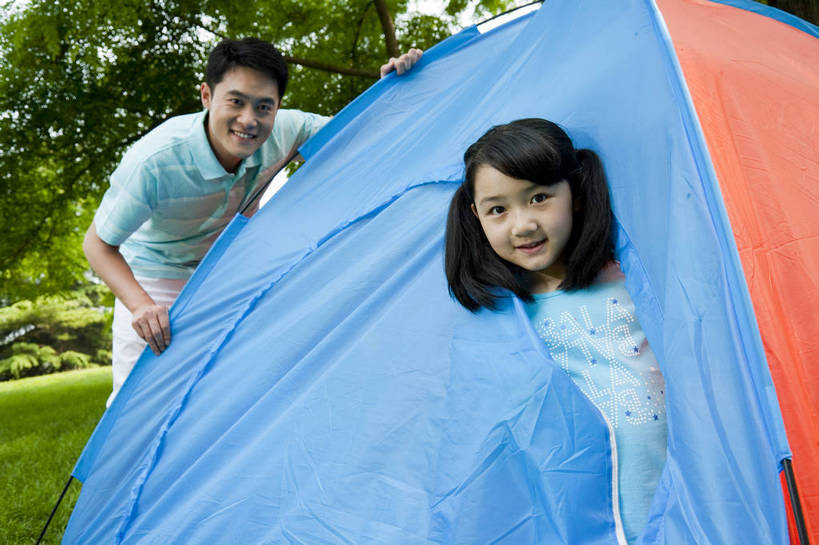 东方人,儿童,成年人,两个人,家庭,父亲,女儿,公园,微笑,横图,彩色,室外,白天,正面,度假,时尚,快乐,幸福,纯洁,草地,草坪,树林,图片,帐篷,休闲装,小孩,小女孩,自然,探头,站着,郊游,休息,休闲,健康,温馨,父女,放松,活力,可爱,乐趣,亲密,童年,童趣,摄影,生活方式,轻松,户外活动,童真,烂漫,无邪,宿营,天真,男人,男性,年轻男性,亚洲人,中国人,孩子,年轻人,休闲活动,坐着,全身,爱,bj174