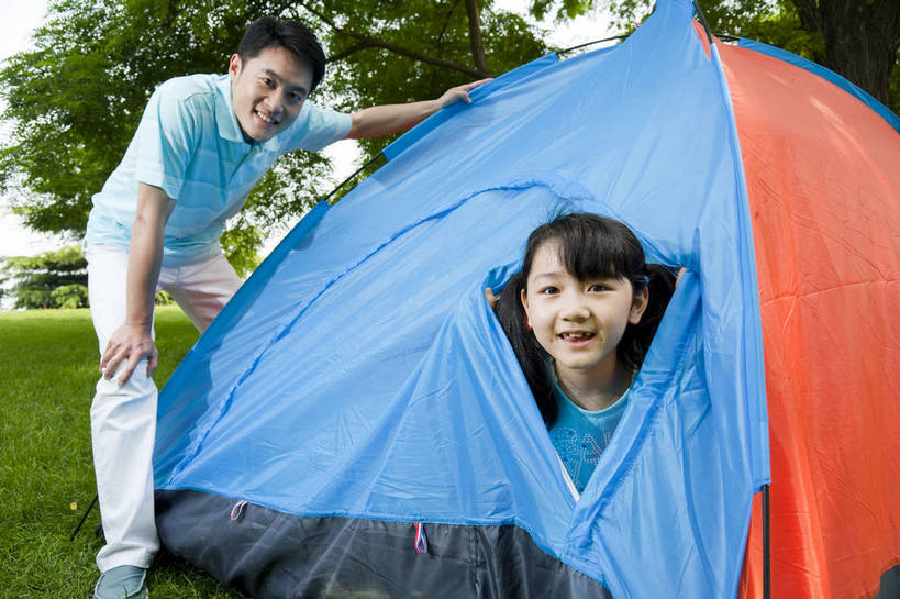 东方人,儿童,成年人,两个人,家庭,父亲,女儿,公园,微笑,横图,彩色,室外,白天,正面,度假,时尚,快乐,幸福,纯洁,草地,草坪,树林,图片,帐篷,休闲装,小孩,小女孩,自然,探头,站着,郊游,休息,休闲,健康,温馨,父女,放松,活力,可爱,乐趣,亲密,童年,童趣,摄影,生活方式,轻松,户外活动,童真,烂漫,无邪,宿营,天真,男人,男性,年轻男性,亚洲人,中国人,孩子,年轻人,休闲活动,坐着,全身,爱,bj174