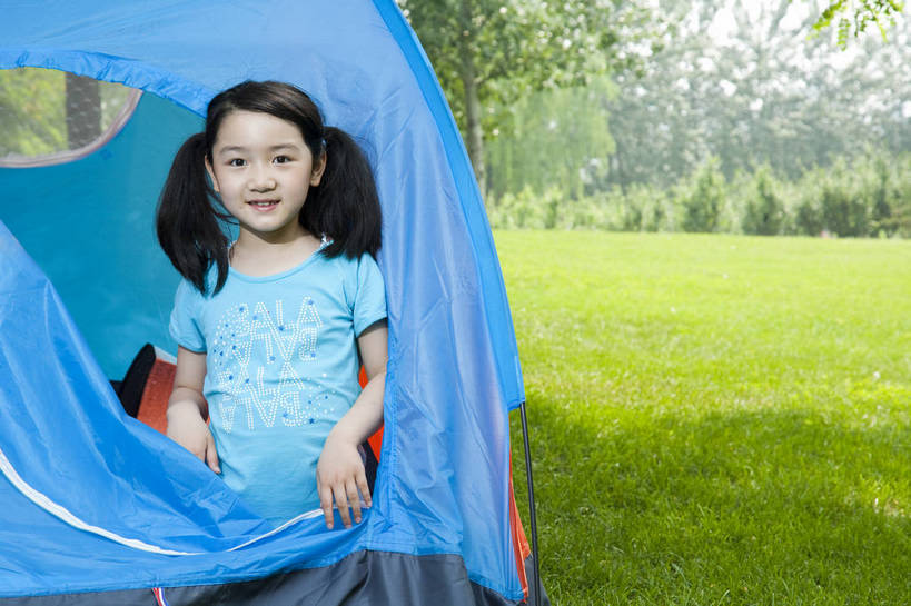 东方人,儿童,一个人,公园,微笑,横图,彩色,室外,白天,正面,度假,时尚,快乐,幸福,纯洁,草地,草坪,树林,图片,帐篷,休闲装,小孩,小女孩,自然,探头,郊游,休息,休闲,健康,放松,活力,可爱,乐趣,童年,童趣,摄影,生活方式,轻松,户外活动,童真,烂漫,无邪,宿营,天真,女人,女性,亚洲人,中国人,孩子,休闲活动,坐着,全身,bj174