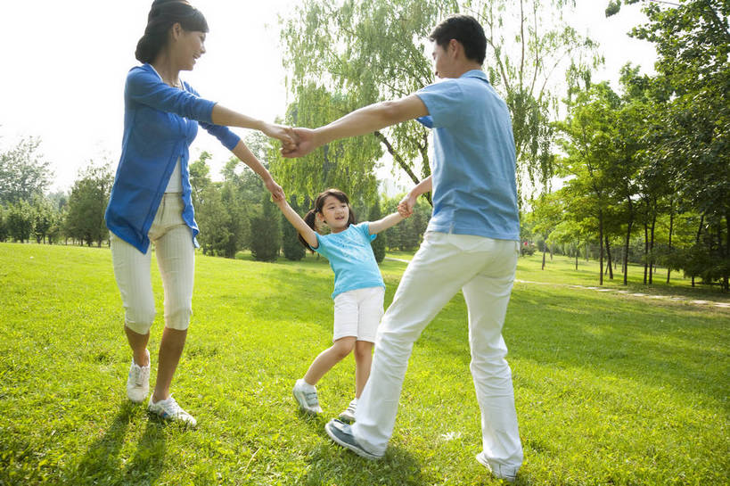 东方人,儿童,成年人,三个人,家庭,父母,母亲,父亲,女儿,公园,走,微笑,横图,彩色,室外,白天,侧面,度假,时尚,游戏,快乐,幸福,纯洁,草地,草坪,树林,漫步,图片,圆圈,休闲装,小孩,小女孩,自然,郊游,休闲,健康,温暖,温馨,父女,母女,三口之家,一家人,放松,活力,可爱,乐趣,亲密,童年,童趣,摄影,生活方式,和睦,轻松,围着,户外活动,童真,烂漫,无邪,天真,男人,男性,年轻男性,年轻女性,女人,女性,亚洲人,中国人,孩子,年轻人,休闲活动,拉手,玩耍,全身,爱,融洽,bj174