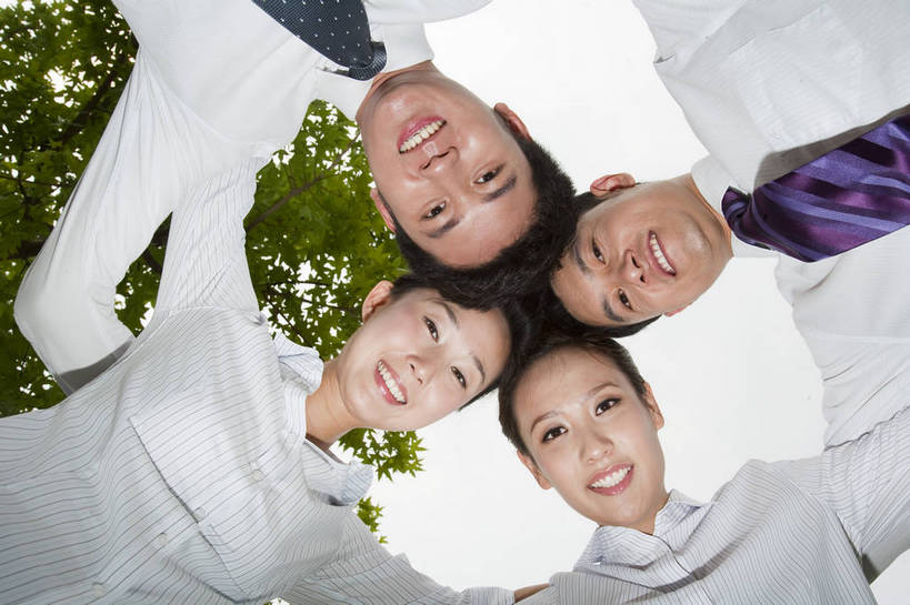 东方人,成年人,伙伴,商务人士,商务男性,商务女性,公园,笑,横图,彩色,室外,白天,仰视,衬衫,商务,时尚,快乐,兴奋,友谊,幸福,纯洁,成功,合作,团队,信心,树林,套装,正装,图片,圆圈,领带,许多人,树,自然,站着,一群人,放松,活力,可爱,乐趣,童年,童趣,金融,摄影,生活方式,经济,勾肩搭背,轻松,同伴,围着,商务装,户外活动,贸易,工薪阶层,童真,烂漫,无邪,天真,友情,男人,男性,年轻男性,年轻女性,女人,女性,亚洲人,中国人,年轻人,白领,上班族,半身,低角度拍摄,衬衣,商业,bj174
