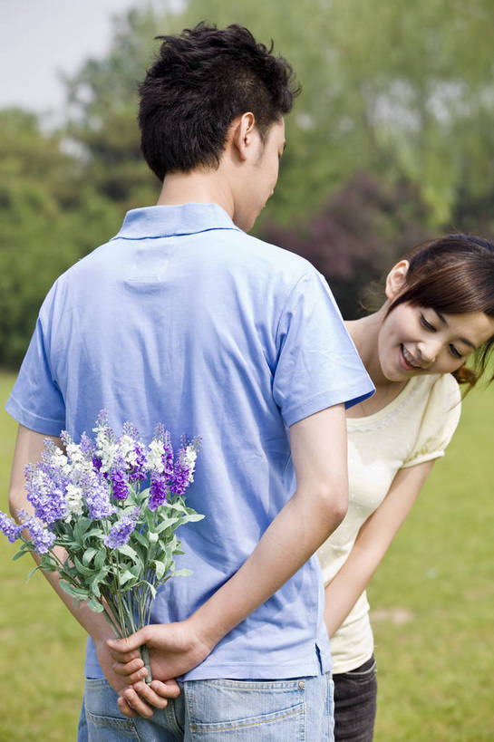 东方人,成年人,两个人,公园,笑,竖图,彩色,室外,白天,爱情,度假,时尚,快乐,幸福,纯洁,草地,草坪,树林,盛开,图片,野花,花蕾,休闲装,花,花瓣,花朵,鲜花,树,自然,花苞,花蕊,站着,郊游,休闲,健康,放松,活力,可爱,乐趣,亲密,童年,童趣,摄影,生活方式,赠送,轻松,户外活动,童真,烂漫,无邪,奉送,赠予,天真,男人,男性,年轻男性,年轻女性,女人,女性,亚洲人,中国人,年轻人,情侣,休闲活动,玩耍,半身,bj174