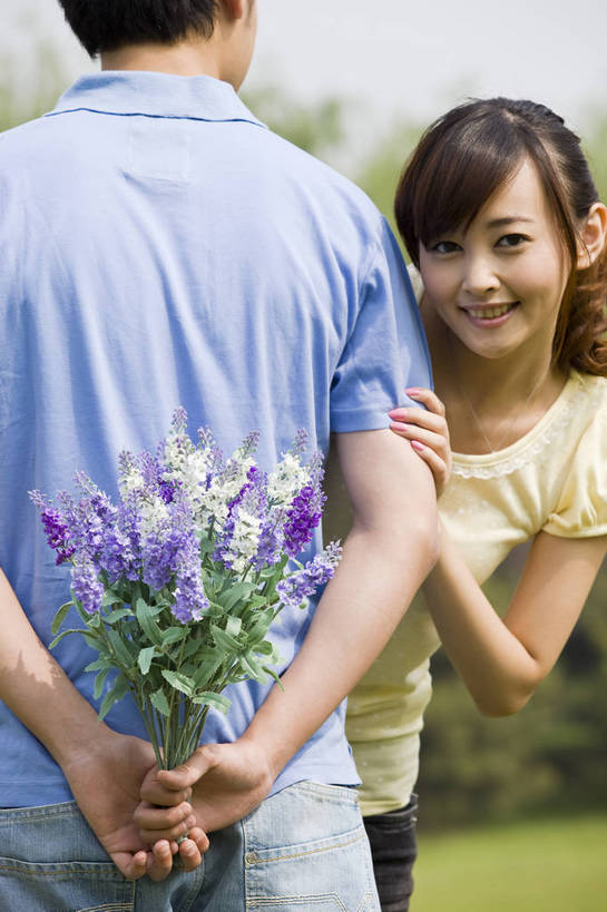 东方人,成年人,两个人,公园,笑,竖图,彩色,室外,白天,爱情,度假,时尚,快乐,幸福,纯洁,树林,盛开,图片,野花,花蕾,休闲装,花,花瓣,花朵,鲜花,树,自然,花苞,花蕊,站着,郊游,休闲,健康,放松,活力,可爱,乐趣,亲密,童年,童趣,摄影,生活方式,赠送,轻松,户外活动,童真,烂漫,无邪,奉送,赠予,天真,男人,男性,年轻男性,年轻女性,女人,女性,亚洲人,中国人,年轻人,情侣,休闲活动,玩耍,半身,bj174