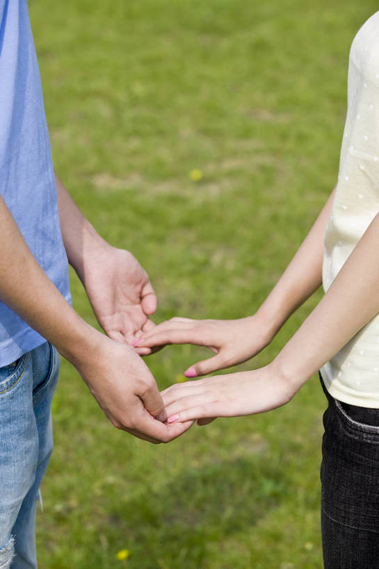 东方人,成年人,两个人,公园,笑,竖图,彩色,室外,白天,爱情,度假,时尚,快乐,幸福,纯洁,树林,盛开,图片,野花,花蕾,休闲装,花,花瓣,花朵,鲜花,树,自然,花苞,花蕊,站着,郊游,休闲,健康,放松,活力,可爱,乐趣,亲密,童年,童趣,摄影,生活方式,赠送,轻松,户外活动,童真,烂漫,无邪,奉送,赠予,天真,男人,男性,年轻男性,年轻女性,女人,女性,亚洲人,中国人,年轻人,情侣,休闲活动,玩耍,半身,bj174