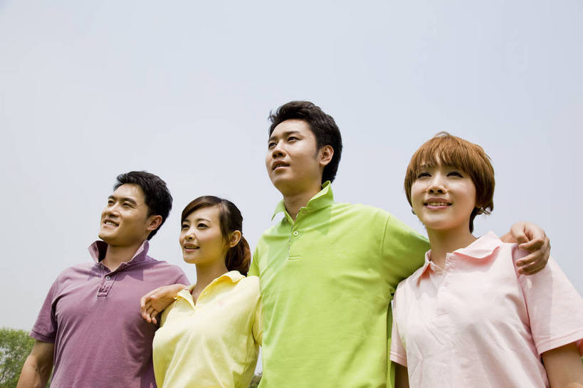 东方人,成年人,伙伴,公园,笑,横图,彩色,室外,白天,度假,时尚,快乐,友谊,幸福,纯洁,合作,团队,树林,一排,图片,许多人,休闲装,自然,站着,一群人,郊游,休闲,健康,放松,活力,可爱,乐趣,美女,童年,童趣,摄影,生活方式,勾肩搭背,轻松,同伴,户外活动,童真,烂漫,无邪,天真,友情,男人,男性,年轻男性,年轻女性,女人,女性,亚洲人,中国人,年轻人,休闲活动,半身,bj174