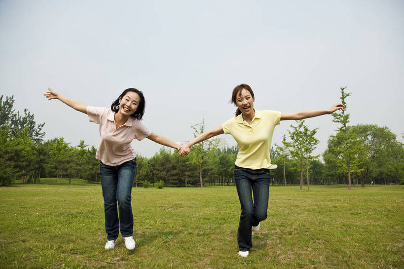 东方人,成年人,两个人,伙伴,公园,跑,笑,横图,彩色,室外,白天,度假,时尚,快乐,友谊,幸福,纯洁,合作,团队,草地,草坪,树林,图片,休闲装,树,自然,郊游,休闲,健康,放松,活力,可爱,乐趣,美女,童年,童趣,摄影,生活方式,轻松,同伴,户外活动,童真,烂漫,无邪,俯冲,天真,友情,年轻女性,女人,女性,亚洲人,中国人,年轻人,休闲活动,举手,拉手,全身,bj174