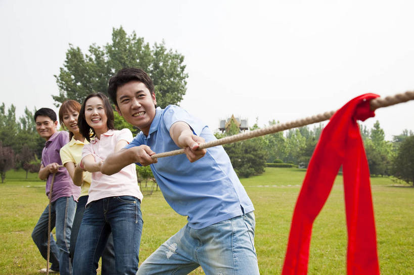 东方人,成年人,伙伴,公园,拉,横图,彩色,室外,白天,度假,时尚,快乐,友谊,幸福,纯洁,合作,团队,拔河,草地,草坪,树林,图片,许多人,休闲装,树,自然,站着,一群人,郊游,休闲,健康,放松,活力,可爱,乐趣,童年,童趣,摄影,生活方式,轻松,同伴,户外活动,童真,烂漫,无邪,较量,天真,友情,男人,男性,年轻男性,年轻女性,女人,女性,亚洲人,中国人,年轻人,休闲活动,半身,bj174