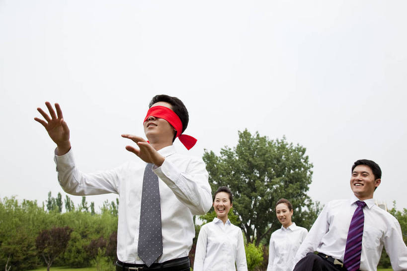 东方人,成年人,伙伴,公园,微笑,横图,彩色,室外,白天,衬衫,商务,时尚,游戏,快乐,友谊,幸福,成功,合作,团队,树林,正装,图片,许多人,树,自然,站着,一群人,职业,放松,活力,自信,金融,摄影,生活方式,经济,捉迷藏,同伴,户外活动,贸易,友情,男人,男性,年轻男性,年轻女性,女人,女性,亚洲人,中国人,年轻人,玩耍,半身,商业,bj174