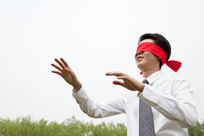 东方人,成年人,一个人,公园,微笑,横图,彩色,室外,白天,衬衫,商务,时尚,游戏,快乐,幸福,成功,树林,正装,图片,树,自然,站着,职业,放松,活力,自信,金融,摄影,生活方式,经济,捉迷藏,户外活动,贸易,男人,男性,年轻男性,亚洲人,中国人,年轻人,玩耍,半身,商业,bj174