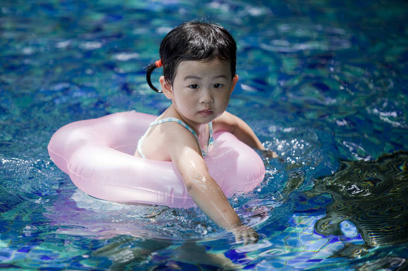 游泳,东方人,婴儿,儿童,一个人,游泳池,横图,彩色,室外,白天,度假,时尚,快乐,幸福,纯洁,救生圈,图片,休闲装,小孩,小女孩,郊游,休闲,健康,放松,活力,可爱,乐趣,童年,童趣,摄影,活泼,生活方式,轻松,宝宝,户外活动,童真,纯真,烂漫,无邪,伶俐,天真,亚洲人,中国人,孩子,休闲活动,玩耍,泳衣,宝贝,bj174