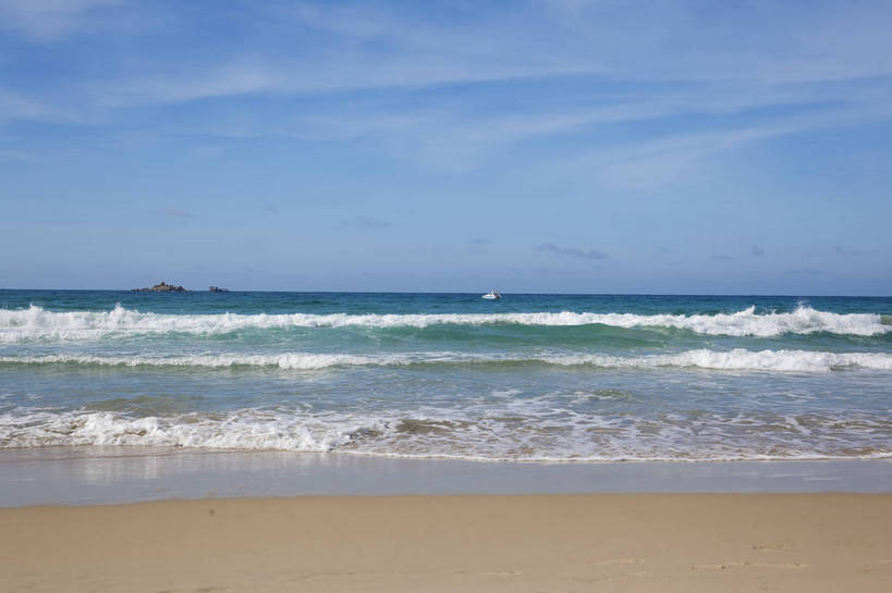 横图,彩色,室外,白天,旅游,沙滩,山,三亚,图片,海南,天空,自然,海水,旅游胜地,摄影,潮水,海,海滩,旅行,亚龙湾,bj174