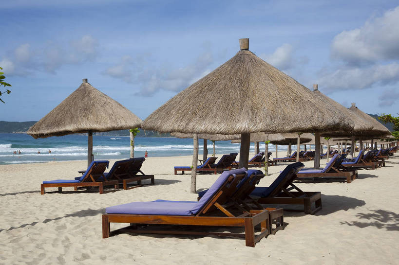 横图,彩色,室外,白天,旅游,度假,沙滩,山,棕榈树,三亚,图片,躺椅,海南,天空,自然,海水,休闲,旅游胜地,摄影,潮水,海,海滩,旅行,亚龙湾,bj174