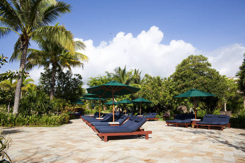 横图,彩色,室外,白天,旅游,度假,沙滩,山,棕榈树,三亚,图片,躺椅,海南,天空,自然,海水,休闲,旅游胜地,摄影,潮水,海,海滩,旅行,亚龙湾,bj174