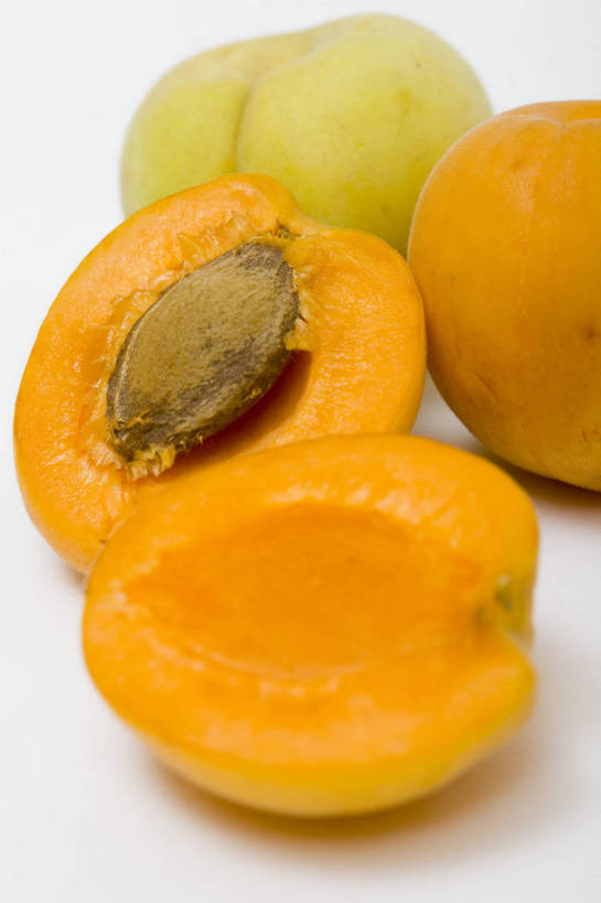 竖图,彩色,室内,特写,白天,侧面,杏,静物,水果,切开,图片,食品,食物,排列,黄色,多个,桃,摄影,影棚拍摄,bj174