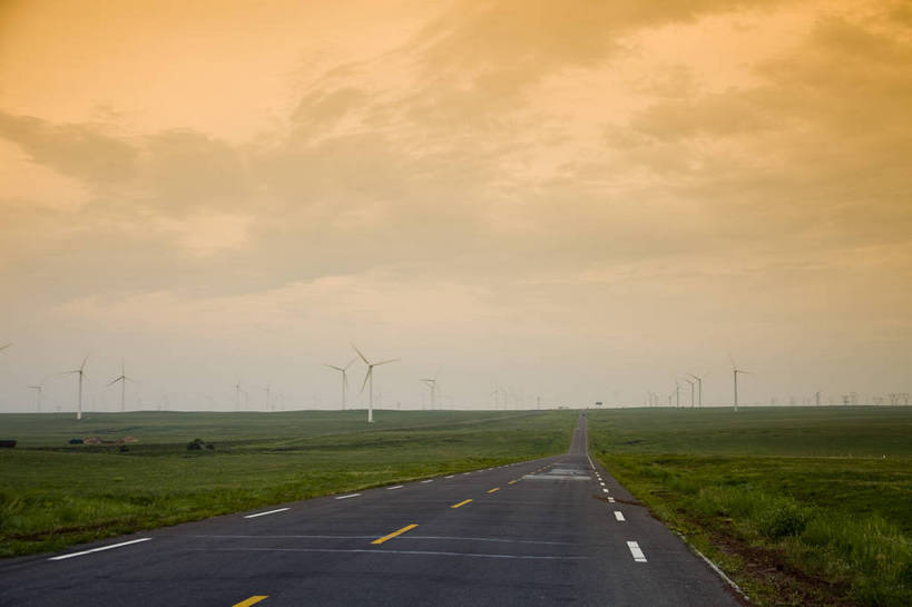 无人,横图,彩色,室外,白天,草地,草原,田园,道路,风车,环保,电力,钢材,电缆,电线,图片,支架,电塔,白云,天空,自然,摄影,新能源,能源,风光,支撑,资源,原野,供电设备,高压电塔,高压输电线,高压电线塔,高压塔,bj174