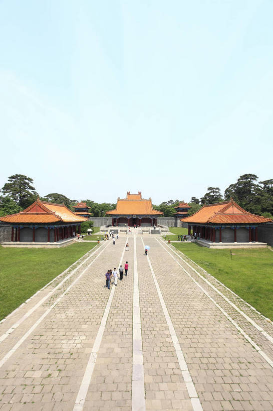 竖图,彩色,室外,白天,旅游,度假,草坪,名胜古迹,标志建筑,地标,建筑,路,中国,游人,遗迹,图片,古迹,文物,娱乐,建设,古建筑,历史建筑,树,享受,休闲,旅游胜地,放松,摄影,古代建筑,陵墓,中国文化,古文明,辽宁,沈阳,皇陵,清福陵,bj174
