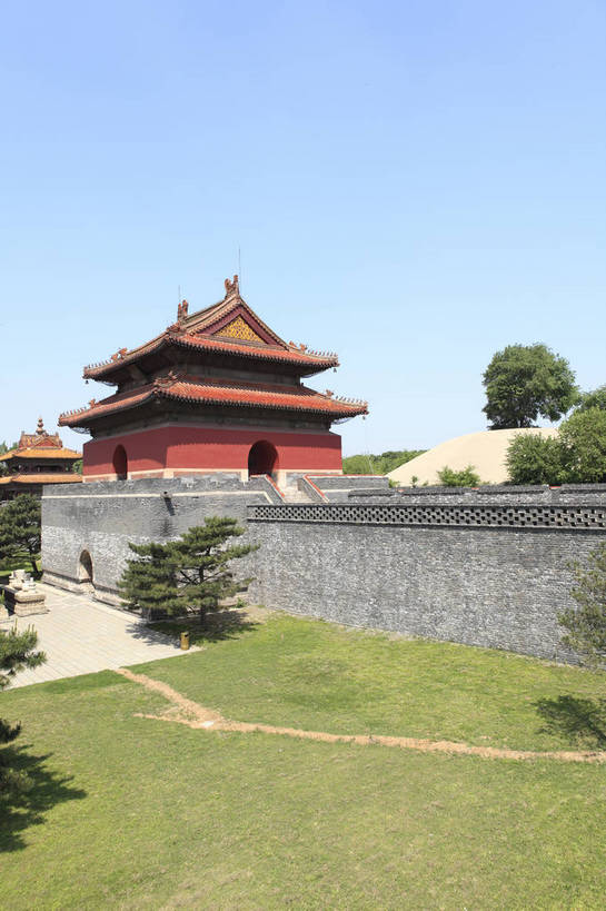 无人,广场,竖图,彩色,室外,白天,旅游,度假,名胜古迹,标志建筑,地标,建筑,中国,入口,遗迹,图片,大门,古迹,文物,娱乐,建设,古建筑,历史建筑,享受,休闲,旅游胜地,放松,摄影,古代建筑,中国文化,古文明,辽宁,沈阳,门楼,清昭陵,传统文化,皇陵,bj174