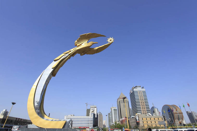 无人,火车站,横图,彩色,室外,白天,城市,建筑,雕塑,中国,凤凰,图片,景观,现代建筑,商务楼,摄影,象征,辽宁,沈阳,高楼,bj174