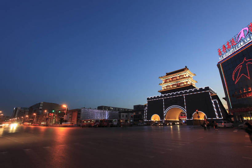 无人,广场,横图,彩色,室外,旅游,度假,名胜古迹,标志建筑,城市,地标,建筑,夜景,中国,亚洲,遗迹,图片,景观,灯光,古迹,文物,娱乐,建设,古建筑,地标建筑,享受,休闲,旅游胜地,放松,摄影,古代建筑,古文明,东亚,辽宁,辽宁省,沈阳,中华人民共和国,省会,门楼,灯火辉煌,沈阳市,辽,东北地区,商业中心,东北,中国东北地区,东北三省,东三省,大东门,抚近门,沈阳大东门,bj174