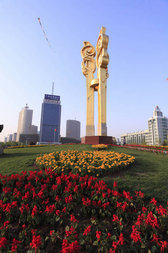 无人,广场,竖图,彩色,室外,白天,美景,城市,道路,建筑,街道,路,公路,雕塑,中国,花坛,图片,景观,交通,现代建筑,人民广场,摩天大厦,商务楼,景色,摄影,辽宁,沈阳,马路,高楼,商业中心,bj174