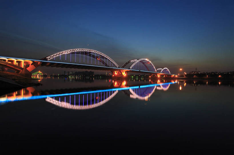 无人,横图,彩色,室外,旅游,度假,名胜古迹,标志建筑,大桥,地标,建筑,桥梁,夜景,中国,亚洲,遗迹,图片,河岸,桥,灯光,古迹,文物,娱乐,建设,古建筑,拱桥,自然,享受,休闲,旅游胜地,放松,摄影,拱形,风光,古文明,东亚,辽宁,辽宁省,沈阳,中华人民共和国,省会,灯火辉煌,沈阳市,辽,东北地区,钢拱桥,东北,中国东北地区,东北三省,东三省,浑河,长青桥,bj174