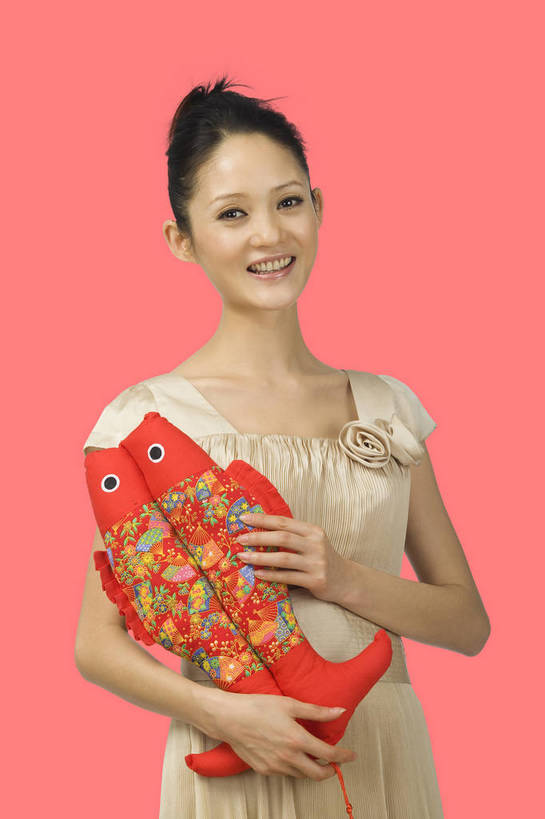 东方人,一个人,站,笑,竖图,彩色,室内,白天,抠图,背景,正面,时尚,满意,自由,布艺,北京,中国,春节,新年,人物,鱼,图片,浪漫,美丽,电脑合成,享受,休闲,喜庆,活力,可爱,美女,自信,摄影,生活方式,青春,优雅,年轻女性,女人,女性,亚洲人,中国人,年轻人,半身,影棚拍摄,礼服,愉快,传统节日,bj174