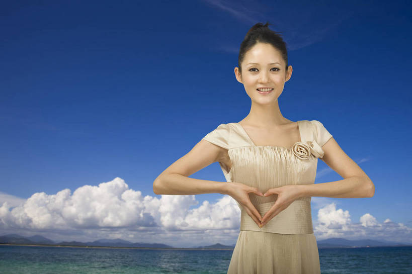 东方人,一个人,站,笑,横图,彩色,室内,白天,抠图,正面,时尚,满意,自由,北京,中国,人物,图片,云,美丽,生活,休闲装,电脑合成,现代,天,手势,休闲,心形,成熟,活力,可爱,美女,自信,摄影,奋斗,生活方式,青春,优雅,精明,年轻女性,女人,女性,亚洲人,中国人,年轻人,海,半身,影棚拍摄,愉快,bj174