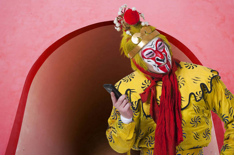 东方人,中年人,一个人,演员,横图,彩色,室内,白天,抠图,侧面,化妆,满意,自由,建筑,手机,北京,中国,表演,艺术,造型,鲜艳,人物,头饰,图片,门洞,浪漫,文化,电脑合成,脸谱,享受,表情,姿势,创意,摄影,服饰,动作,滑稽,中国文化,戏剧,民族服饰,演出服,京剧,国粹,美猴王,男人,男性,中年男性,亚洲人,中国人,半身,影棚拍摄,化装,中国戏曲,武生,传统文化,舞台妆,bj174