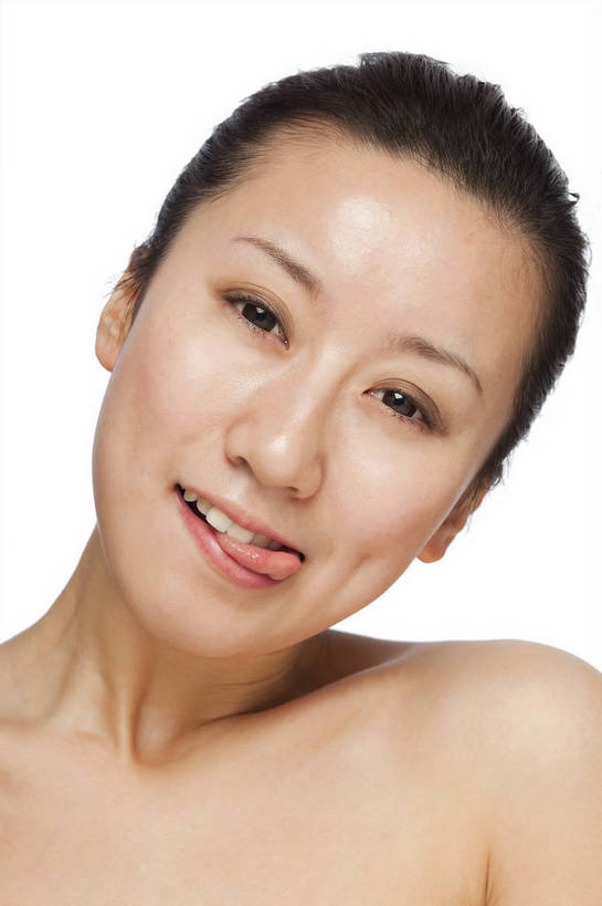 东方人,五官,眼睛,脸颊,头发,一个人,竖图,彩色,室内,白天,正面,美容,满意,自由,中国,护肤,人物,图片,浪漫,美丽,黑色,清洁,伸舌头,保养,享受,休闲,健康,表情,调皮,美女,摄影,头像,生活方式,皮肤,优雅,毛发,盘头,年轻女性,女人,女性,亚洲人,中国人,年轻人,影棚拍摄,愉快,bj174