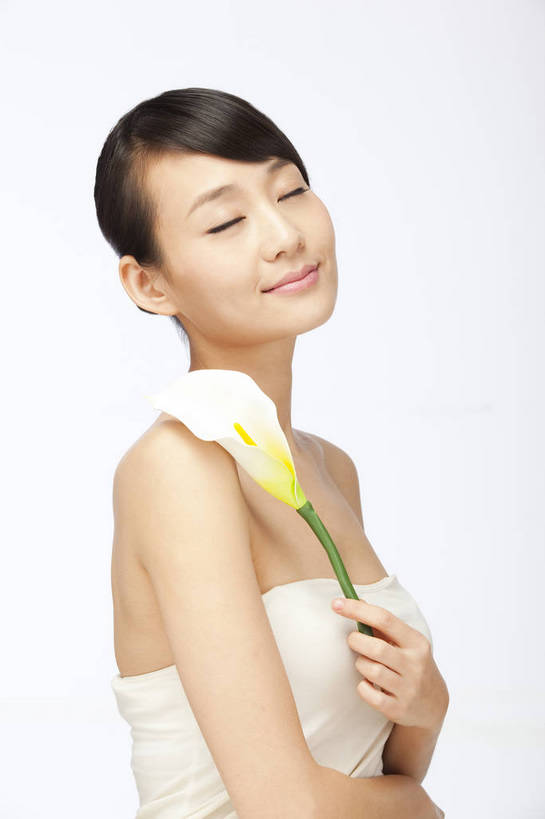 东方人,五官,眼睛,脸颊,手,头发,一个人,笑,竖图,彩色,室内,白天,白色背景,侧面,美容,性感,马蹄莲,北京,中国,护肤,图片,美丽,年轻,漂亮,现代,花,鲜花,黑色,清洁,保养,享受,休闲,健康,活力,可爱,美女,一枝,摄影,生活方式,青春,皮肤,毛发,年轻女性,女人,女性,亚洲人,中国人,年轻人,半身,影棚拍摄,愉快,bj174