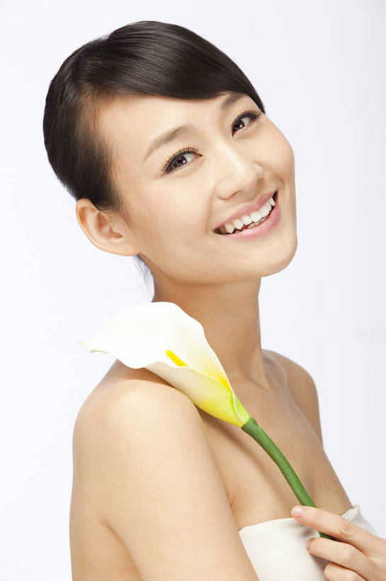 东方人,五官,眼睛,脸颊,手,头发,一个人,笑,竖图,彩色,室内,白天,白色背景,侧面,美容,性感,马蹄莲,北京,中国,护肤,图片,美丽,年轻,漂亮,现代,花,鲜花,黑色,清洁,保养,享受,休闲,健康,活力,可爱,美女,一枝,摄影,头像,生活方式,青春,皮肤,毛发,年轻女性,女人,女性,亚洲人,中国人,年轻人,影棚拍摄,愉快,bj174