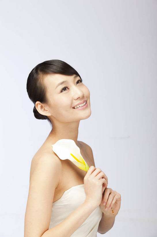 东方人,五官,眼睛,脸颊,手,头发,一个人,笑,竖图,彩色,室内,白天,白色背景,侧面,美容,性感,马蹄莲,北京,中国,护肤,图片,美丽,年轻,漂亮,现代,花,鲜花,黑色,清洁,保养,享受,休闲,健康,活力,可爱,美女,一枝,摄影,生活方式,青春,皮肤,毛发,年轻女性,女人,女性,亚洲人,中国人,年轻人,半身,影棚拍摄,愉快,bj174