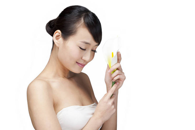 东方人,五官,眼睛,脸颊,手,头发,一个人,笑,横图,彩色,室内,白天,白色背景,侧面,美容,性感,马蹄莲,北京,中国,护肤,图片,美丽,年轻,漂亮,现代,花,鲜花,黑色,清洁,保养,享受,休闲,健康,活力,可爱,美女,一枝,摄影,头像,生活方式,青春,皮肤,毛发,年轻女性,女人,女性,亚洲人,中国人,年轻人,影棚拍摄,愉快,bj174