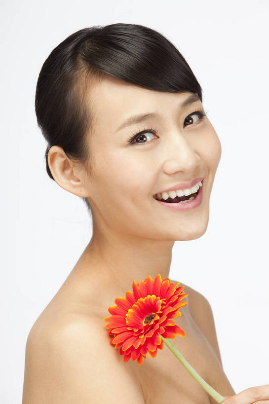 东方人,五官,眼睛,脸颊,手,头发,一个人,笑,竖图,彩色,室内,白天,白色背景,侧面,美容,性感,北京,中国,护肤,图片,非洲菊,美丽,年轻,漂亮,现代,花,鲜花,黑色,红花,清洁,保养,享受,休闲,健康,活力,可爱,美女,一枝,摄影,头像,生活方式,青春,皮肤,毛发,年轻女性,女人,女性,亚洲人,中国人,年轻人,影棚拍摄,愉快,bj174