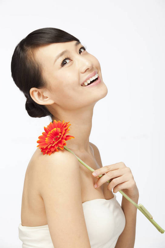 东方人,五官,眼睛,脸颊,手,头发,一个人,笑,竖图,彩色,室内,白天,白色背景,侧面,美容,性感,北京,中国,护肤,图片,非洲菊,美丽,年轻,漂亮,现代,花,鲜花,黑色,红花,清洁,保养,享受,休闲,健康,活力,可爱,美女,一枝,摄影,生活方式,青春,皮肤,毛发,年轻女性,女人,女性,亚洲人,中国人,年轻人,半身,影棚拍摄,愉快,bj174