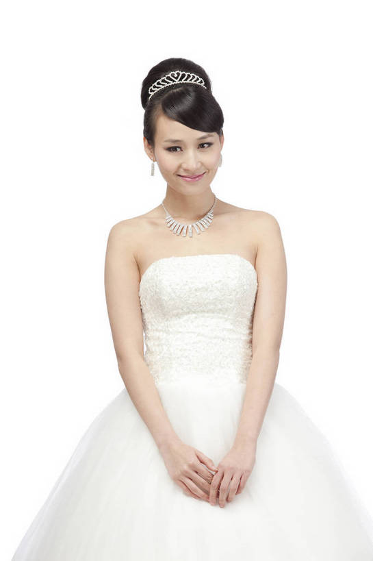 东方人,一个人,新娘,站,笑,竖图,彩色,室内,白天,白色背景,正面,婚纱,裙子,时尚,性感,纯洁,沙发,北京,中国,造型,头饰,图片,结婚,美丽,年轻,生活,漂亮,白色,享受,休闲,成熟,活力,可爱,美女,自信,摄影,生活方式,青春,优雅,华丽,高贵,洁白,纱裙,抹胸裙,年轻女性,女人,女性,亚洲人,中国人,年轻人,半身,影棚拍摄,礼服,愉快,商业,魅力,bj174