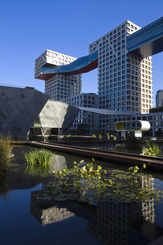 无人,竖图,彩色,室外,白天,旅游,办公楼,城市风光,城市,建筑,写字楼,雕塑,北京,中国,亚洲,图片,建筑群,首都,辉煌,现代建筑,蓝天,阳光,人工湖,旅游胜地,摩天大厦,金融,摄影,经济,文明,中国文化,东亚,发展,中华人民共和国,东城区,北京市,京,北平,华北地区,朝阳区,繁荣,旅行,东直门,北京当代万国城,当代MOMA,万国城MOMA,bj174