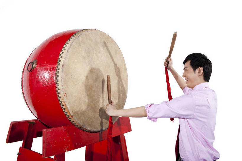 东方人,一个人,笑,鼓掌,横图,彩色,室内,白天,抠图,白色背景,侧面,衬衫,满意,兴奋,北京,中国,春节,新年,亚洲,表演,节日,造型,图片,敲鼓,站着,享受,喜庆,姿势,摄影,动作,中国文化,东亚,男人,男性,年轻男性,亚洲人,中国人,年轻人,拍手,半身,影棚拍摄,传统文化,bj174