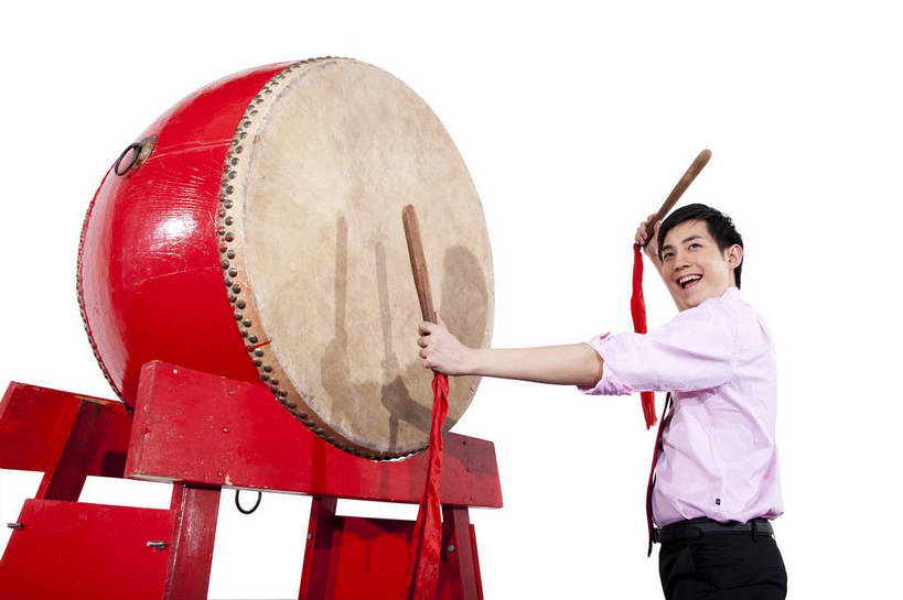 东方人,一个人,笑,鼓掌,横图,彩色,室内,白天,抠图,白色背景,侧面,衬衫,满意,兴奋,北京,中国,春节,新年,亚洲,表演,节日,造型,图片,敲鼓,站着,享受,喜庆,姿势,摄影,动作,中国文化,东亚,男人,男性,年轻男性,亚洲人,中国人,年轻人,拍手,半身,影棚拍摄,传统文化,bj174