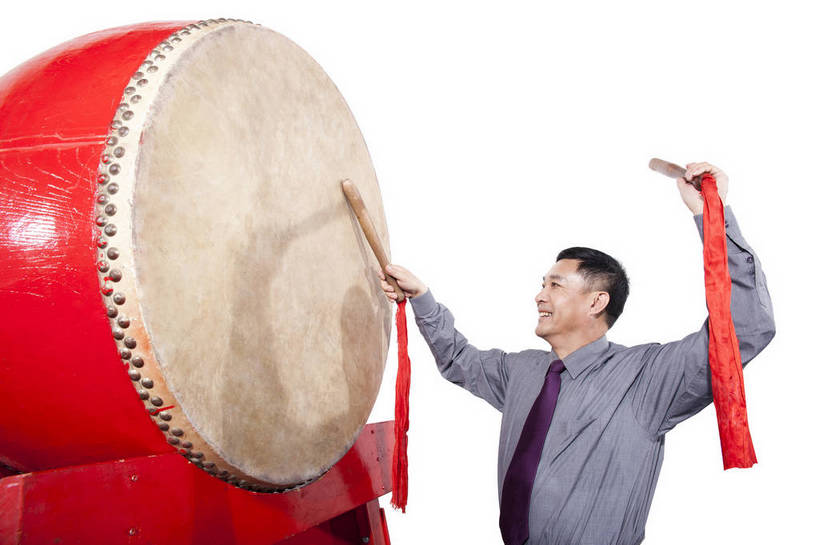 东方人,中年人,一个人,笑,鼓掌,横图,彩色,室内,白天,抠图,白色背景,侧面,衬衫,满意,兴奋,北京,中国,春节,新年,亚洲,仅一个男性,仅一个人,仅一个中年男性,表演,节日,造型,图片,敲鼓,站着,享受,喜庆,姿势,摄影,动作,中国文化,东亚,男人,男性,中年男性,亚洲人,中国人,拍手,半身,影棚拍摄,传统文化,bj174