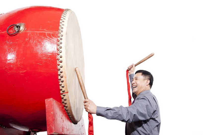 东方人,中年人,一个人,笑,鼓掌,横图,彩色,室内,白天,抠图,白色背景,侧面,衬衫,满意,兴奋,北京,中国,春节,新年,亚洲,仅一个男性,仅一个人,仅一个中年男性,表演,节日,造型,图片,敲鼓,站着,享受,喜庆,姿势,摄影,动作,中国文化,东亚,男人,男性,中年男性,亚洲人,中国人,拍手,半身,影棚拍摄,传统文化,bj174