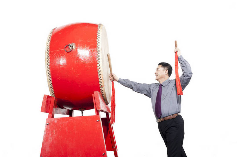 东方人,中年人,一个人,笑,鼓掌,横图,彩色,室内,白天,抠图,白色背景,侧面,衬衫,满意,兴奋,北京,中国,春节,新年,亚洲,仅一个男性,仅一个人,仅一个中年男性,表演,节日,造型,图片,敲鼓,站着,享受,喜庆,姿势,摄影,动作,中国文化,东亚,男人,男性,中年男性,亚洲人,中国人,拍手,半身,影棚拍摄,传统文化,bj174