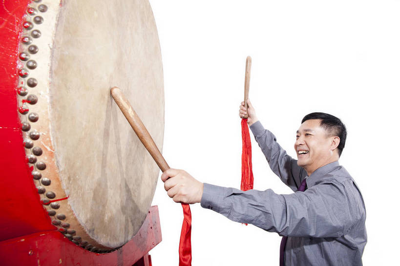 东方人,中年人,一个人,笑,鼓掌,横图,彩色,室内,白天,抠图,白色背景,侧面,衬衫,满意,兴奋,北京,中国,春节,新年,亚洲,仅一个男性,仅一个人,仅一个中年男性,表演,节日,造型,图片,敲鼓,站着,享受,喜庆,姿势,摄影,动作,中国文化,东亚,男人,男性,中年男性,亚洲人,中国人,拍手,半身,影棚拍摄,传统文化,bj174