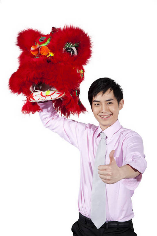 东方人,一个人,演员,笑,竖图,彩色,室内,白天,抠图,白色背景,正面,衬衫,满意,兴奋,狮子,北京,中国,春节,新年,亚洲,舞狮,表演,正装,节日,艺术,造型,鲜艳,图片,文化,站着,享受,喜庆,姿势,摄影,动作,中国文化,狮子头,东亚,男人,男性,年轻男性,亚洲人,中国人,年轻人,半身,影棚拍摄,传统文化,bj174