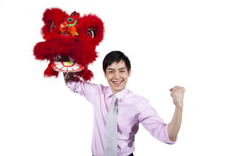 东方人,一个人,演员,笑,横图,彩色,室内,白天,抠图,白色背景,正面,衬衫,满意,兴奋,狮子,北京,中国,春节,新年,亚洲,舞狮,表演,正装,节日,艺术,造型,鲜艳,图片,文化,站着,享受,喜庆,姿势,摄影,动作,中国文化,狮子头,东亚,男人,男性,年轻男性,亚洲人,中国人,年轻人,半身,影棚拍摄,传统文化,bj174