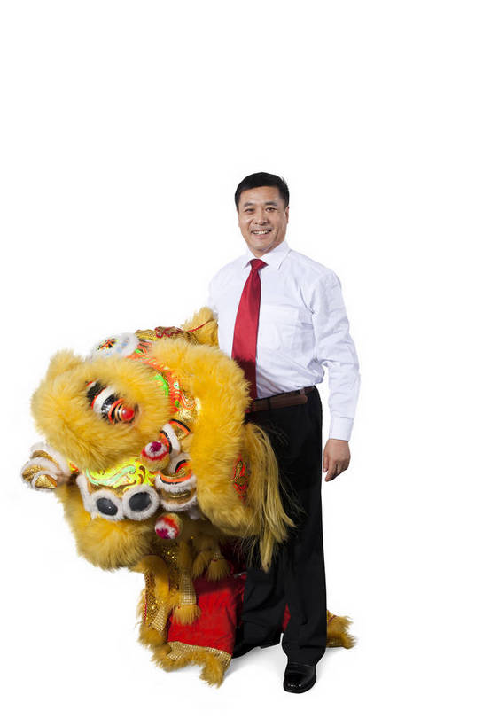 东方人,中年人,一个人,演员,笑,竖图,彩色,室内,白天,抠图,白色背景,正面,衬衫,满意,兴奋,狮子,北京,中国,春节,新年,亚洲,仅一个男性,仅一个人,仅一个中年男性,舞狮,表演,正装,节日,艺术,造型,鲜艳,图片,文化,站着,享受,喜庆,姿势,摄影,动作,中国文化,狮子头,东亚,男人,男性,中年男性,亚洲人,中国人,全身,影棚拍摄,传统文化,bj174