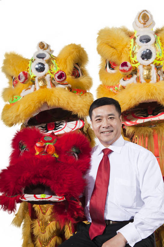 东方人,中年人,一个人,演员,笑,竖图,彩色,室内,白天,抠图,白色背景,正面,衬衫,满意,兴奋,狮子,北京,中国,春节,新年,亚洲,仅一个男性,仅一个人,仅一个中年男性,舞狮,表演,正装,节日,艺术,造型,鲜艳,图片,文化,享受,喜庆,姿势,摄影,中国文化,狮子头,东亚,男人,男性,中年男性,亚洲人,中国人,年轻人,坐着,半身,影棚拍摄,传统文化,bj174