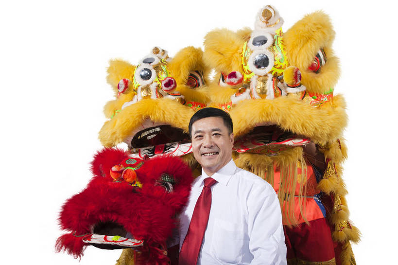 东方人,中年人,一个人,演员,笑,横图,彩色,室内,白天,抠图,白色背景,正面,衬衫,满意,兴奋,狮子,北京,中国,春节,新年,亚洲,仅一个男性,仅一个人,仅一个中年男性,舞狮,表演,正装,节日,艺术,造型,鲜艳,图片,文化,享受,喜庆,姿势,摄影,中国文化,狮子头,东亚,男人,男性,中年男性,亚洲人,中国人,年轻人,坐着,半身,影棚拍摄,传统文化,bj174