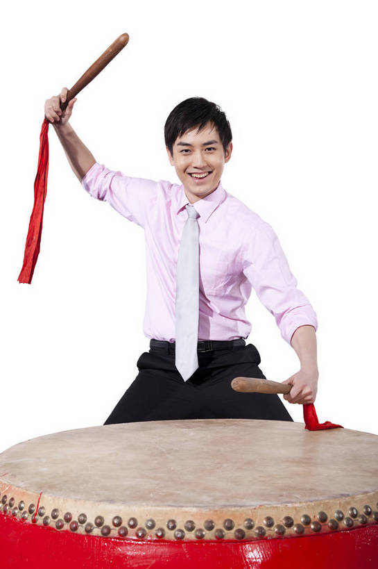 东方人,一个人,演员,笑,鼓掌,竖图,彩色,室内,白天,抠图,白色背景,正面,衬衫,满意,兴奋,北京,中国,春节,新年,亚洲,表演,正装,节日,艺术,造型,图片,鼓,文化,敲鼓,站着,享受,喜庆,姿势,摄影,动作,中国文化,东亚,捶,气势,男人,男性,年轻男性,亚洲人,中国人,年轻人,拍手,半身,影棚拍摄,传统文化,bj174