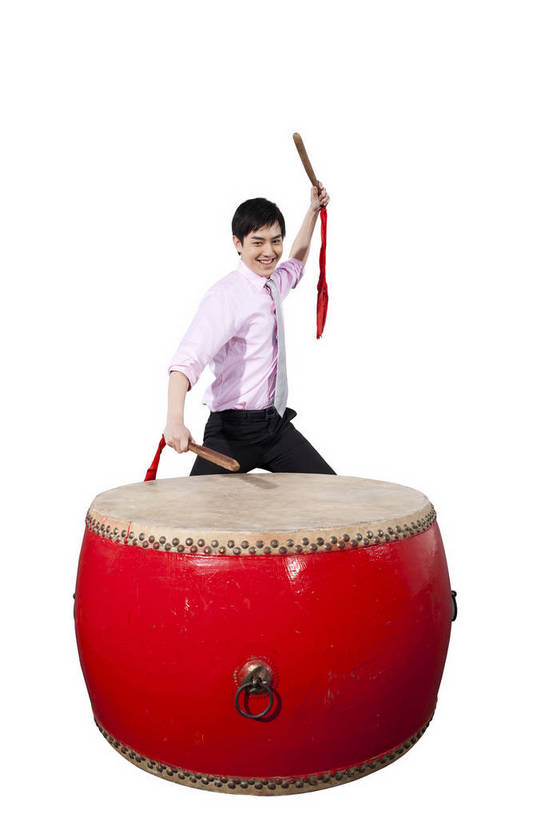 东方人,一个人,演员,笑,鼓掌,竖图,彩色,室内,白天,抠图,白色背景,正面,衬衫,满意,兴奋,北京,中国,春节,新年,亚洲,表演,正装,节日,艺术,造型,图片,鼓,文化,敲鼓,站着,享受,喜庆,姿势,摄影,动作,中国文化,东亚,捶,气势,男人,男性,年轻男性,亚洲人,中国人,年轻人,拍手,全身,影棚拍摄,传统文化,bj174